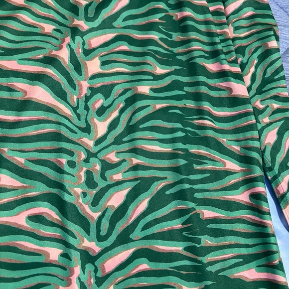 GREEN ABSTRACT PRINT SIDE CUT OUT HALTERNECK MIDI DRESS - Picture 5 of 10